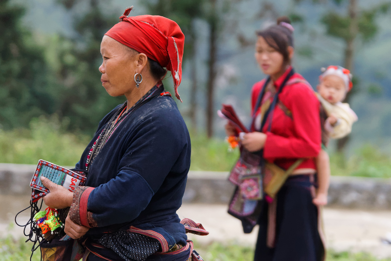 20141108 150250 Weiterfahrt nach Sapa   Pause mit den Roten Daos